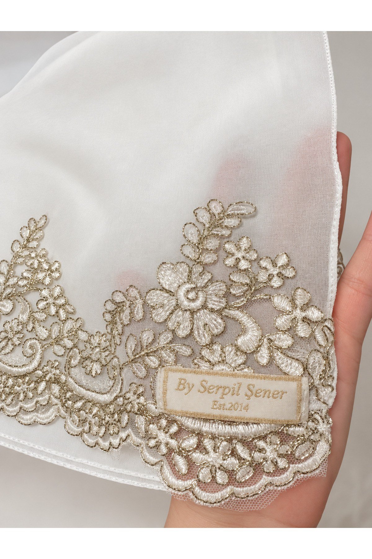 Fransız Dantelli Ekru Gold İşlemeli Şal – Mevlüt-Çeyiz-Nikah-Özel Gün Şalı-(188-76 cm uzun ölçülüdür) Kenarı kıvırma dikimdir.