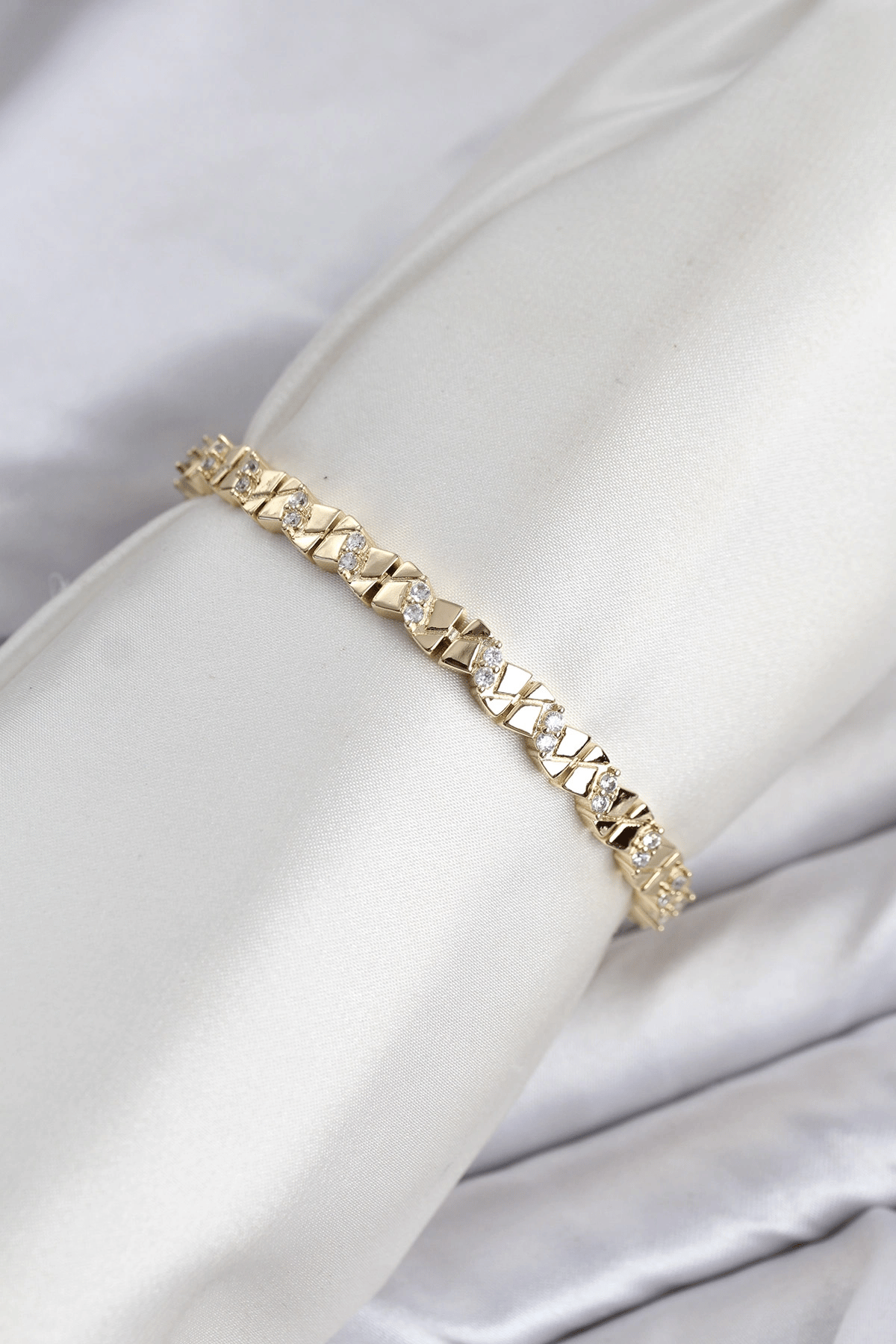 CM Model Zirkon Taşlı VIP Seri Gold Renk Pirinç Kadın Bileklik