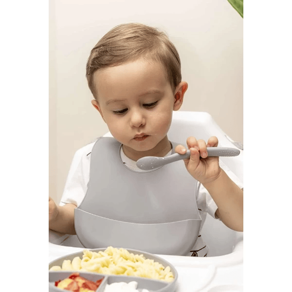 Gri 3’lü Silikon Yemek Seti – Önlük + Diş Kaşıyıcılı Kaşık + Vakumlu Tabak