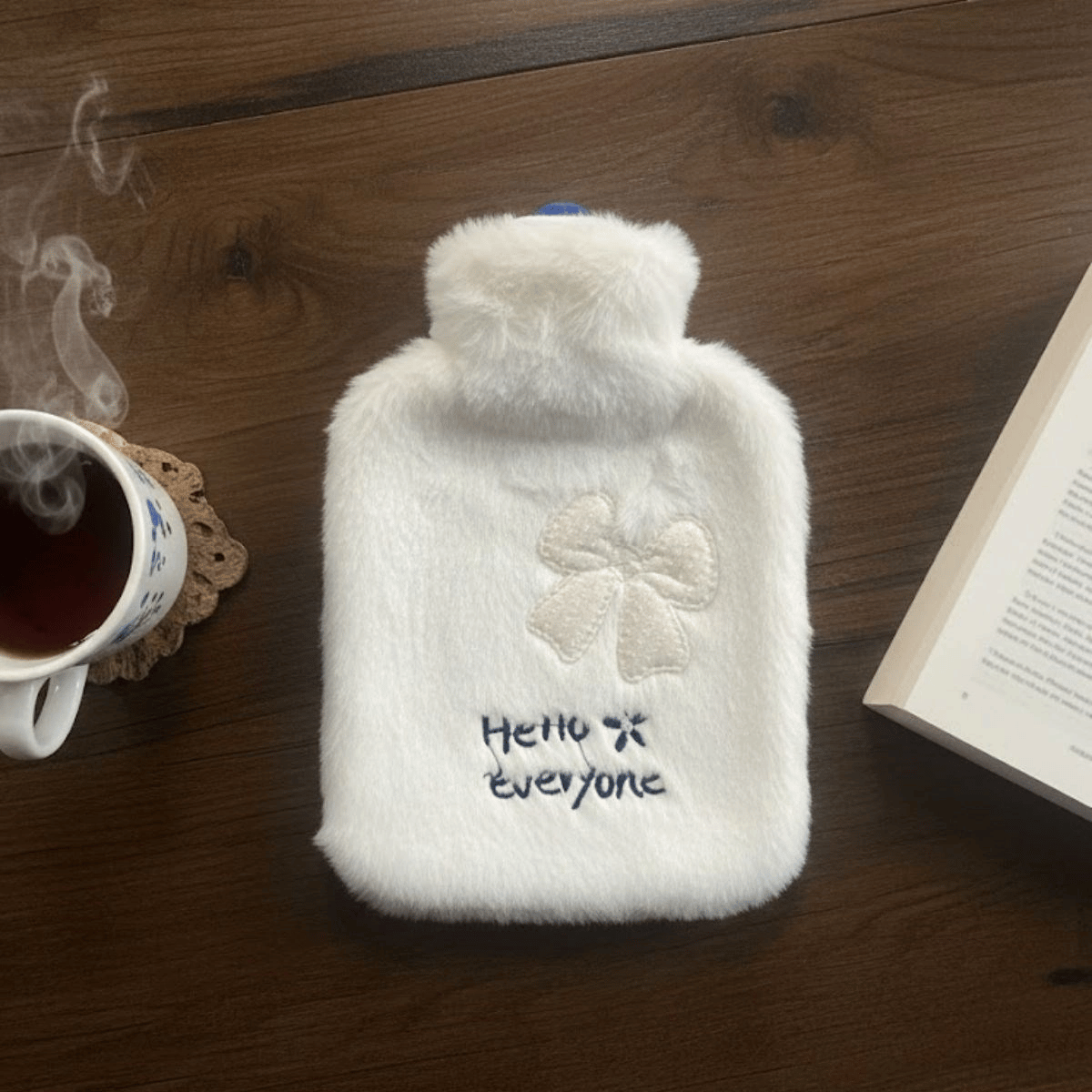 Hello Everyone Yazılı Kurdeleli Beyaz Peluş Sıcak Su Torbası 1 Lt – Yumuşak Kılıf, Uzun Süre Sıcak Tutan Termal Su Torbası Bx40