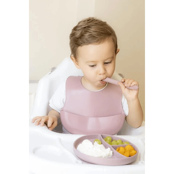 Pembe 3’lü Silikon Yemek Seti – Önlük + Diş Kaşıyıcılı Kaşık + Vakumlu Tabak