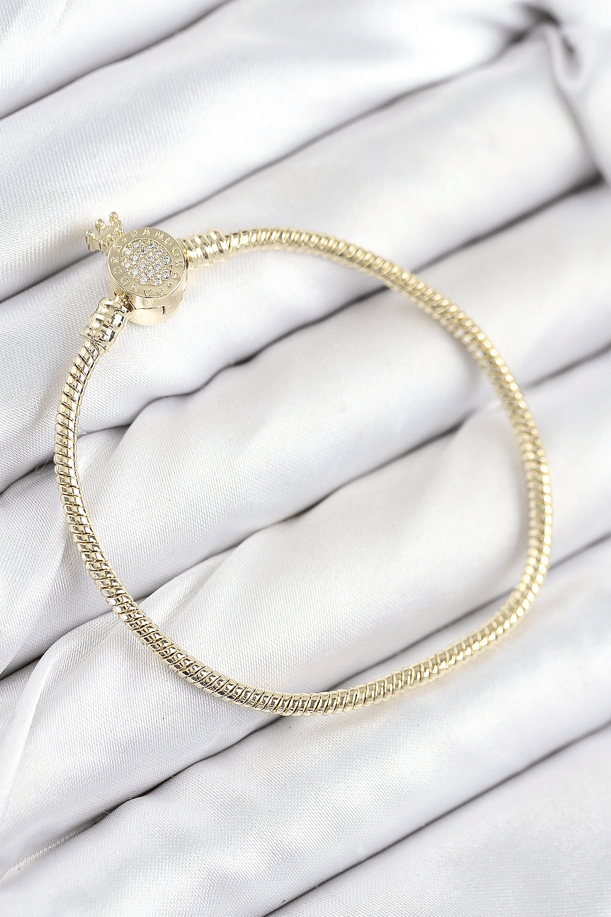 Pirinç Charm Zirkon Taşlı Taç Model Gold Renk Kadın Bileklik