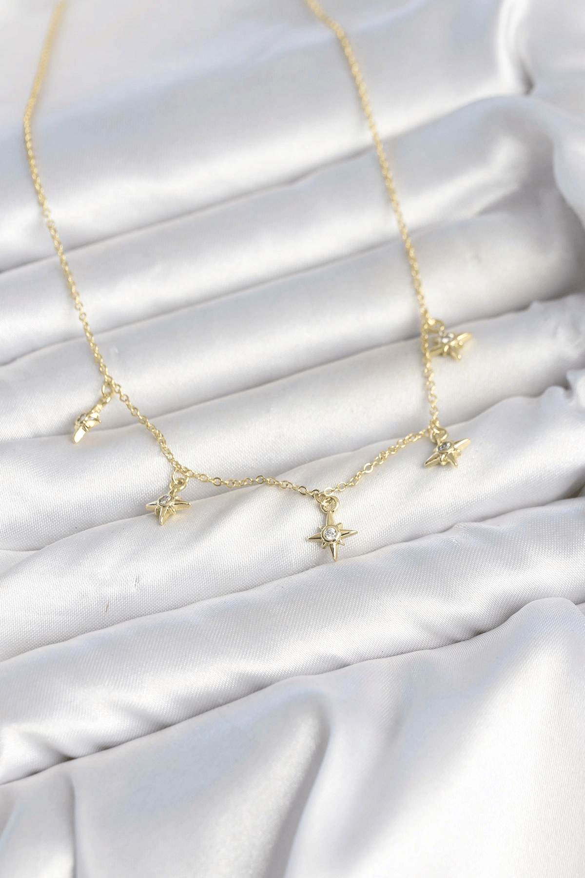 Pirinç Gold Renk Sıralı Minimal Kutup Yıldızı Model Kadın Kolye