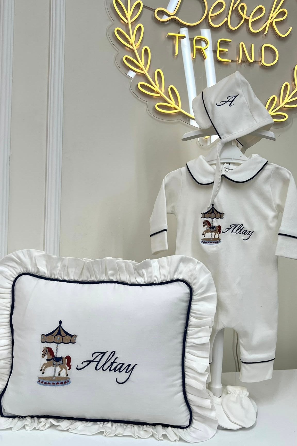 Bebek Trend  Ayıcık ve Kişiye Özel İsim Nakışlı Müslin Yenidoğan Bebek Seti | Yastık, Battaniye, Puset Örtüsü, Kruvaze Tulum, Şapka, Eldiven