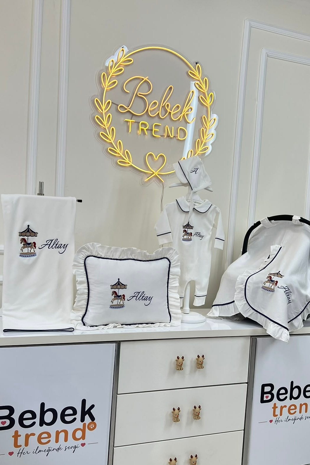 Bebek Trend  Ayıcık ve Kişiye Özel İsim Nakışlı Müslin Yenidoğan Bebek Seti | Yastık, Battaniye, Puset Örtüsü, Kruvaze Tulum, Şapka, Eldiven