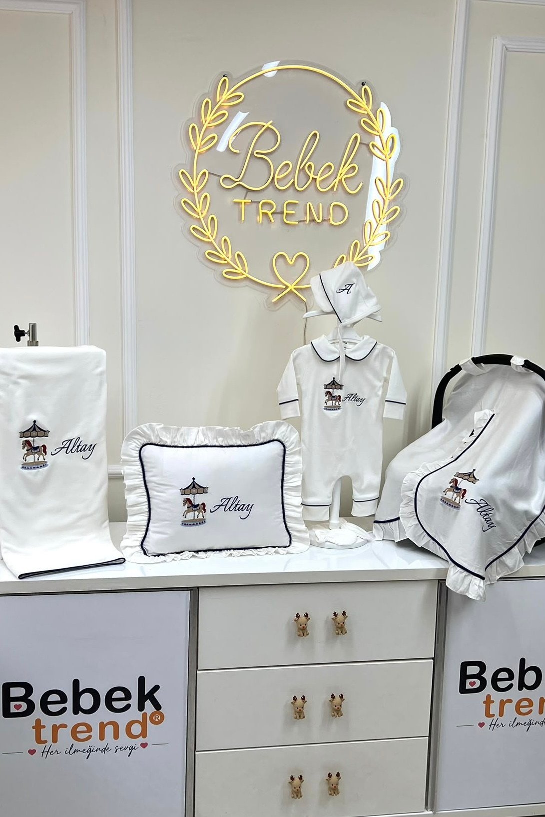 Bebek Trend  Ayıcık ve Kişiye Özel İsim Nakışlı Müslin Yenidoğan Bebek Seti | Yastık, Battaniye, Puset Örtüsü, Kruvaze Tulum, Şapka, Eldiven