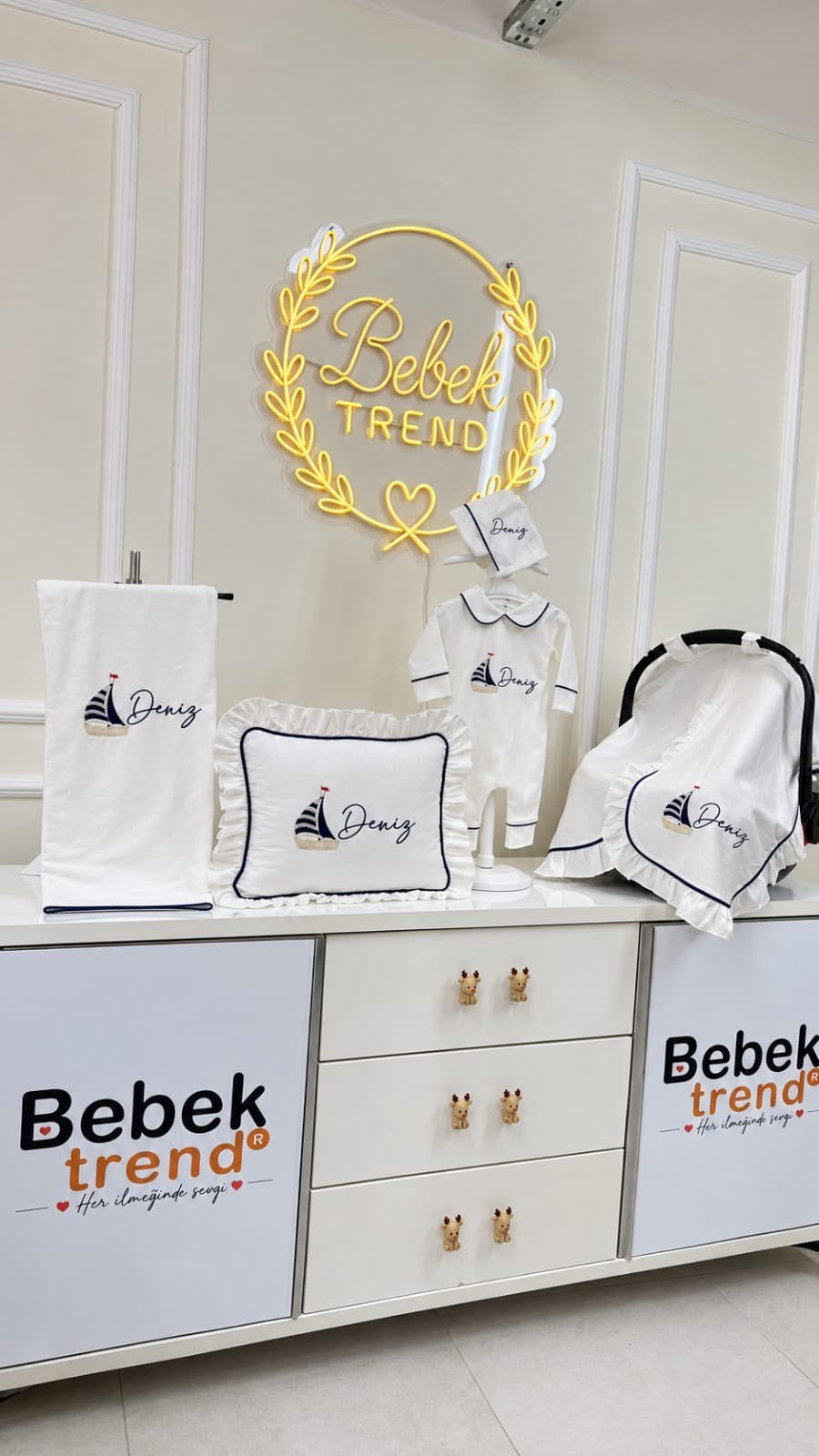 Bebek Trend Kayık Modeli ve Kişiye Özel İsim Nakışlı Pamuk Penye Lacivert Biyeli Yenidoğan Bebek Seti | Pamuk Saten Yastık, Pamuk Penye Battaniye, Pamuk Saten Puset Örtüsü, Pamuk Penye, Tulum, Şapka, Eldiven