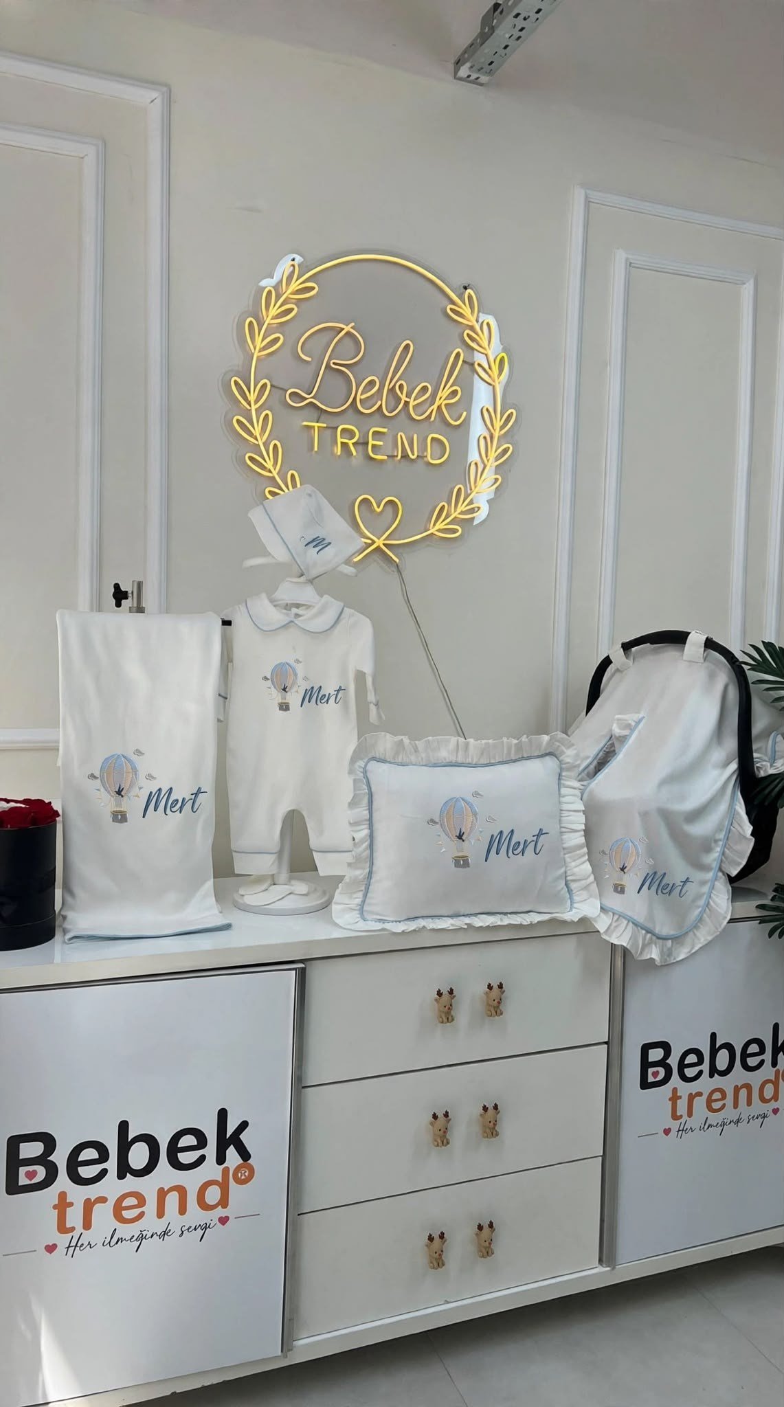 Bebek Trend Sevimli Balon Modeli ve Kişiye Özel İsim Nakışlı Pamuk Penye Lacivert Biyeli Yenidoğan Bebek Seti | Pamuk Saten Yastık, Pamuk Penye Battaniye, Pamuk Saten Puset Örtüsü, Pamuk Penye, Tulum, Şapka, Eldiven
