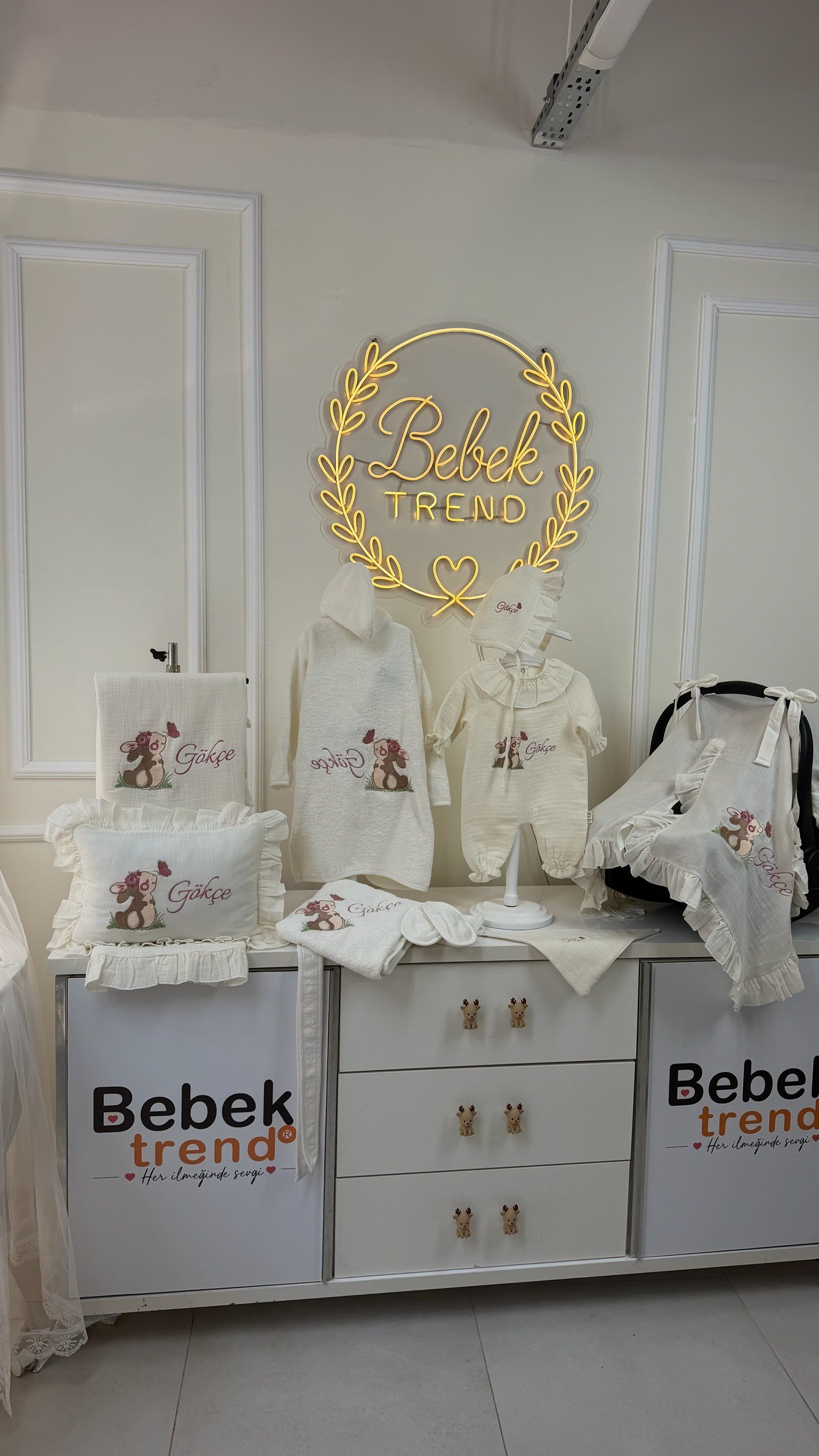 Bebek Trend  Sevimli Tavşan ve Kişiye Özel İsim Nakışlı Müslin Yenidoğan Bebek Seti | Yastık, Battaniye, Puset Örtüsü, Kruvaze Tulum, Şapka, Eldiven