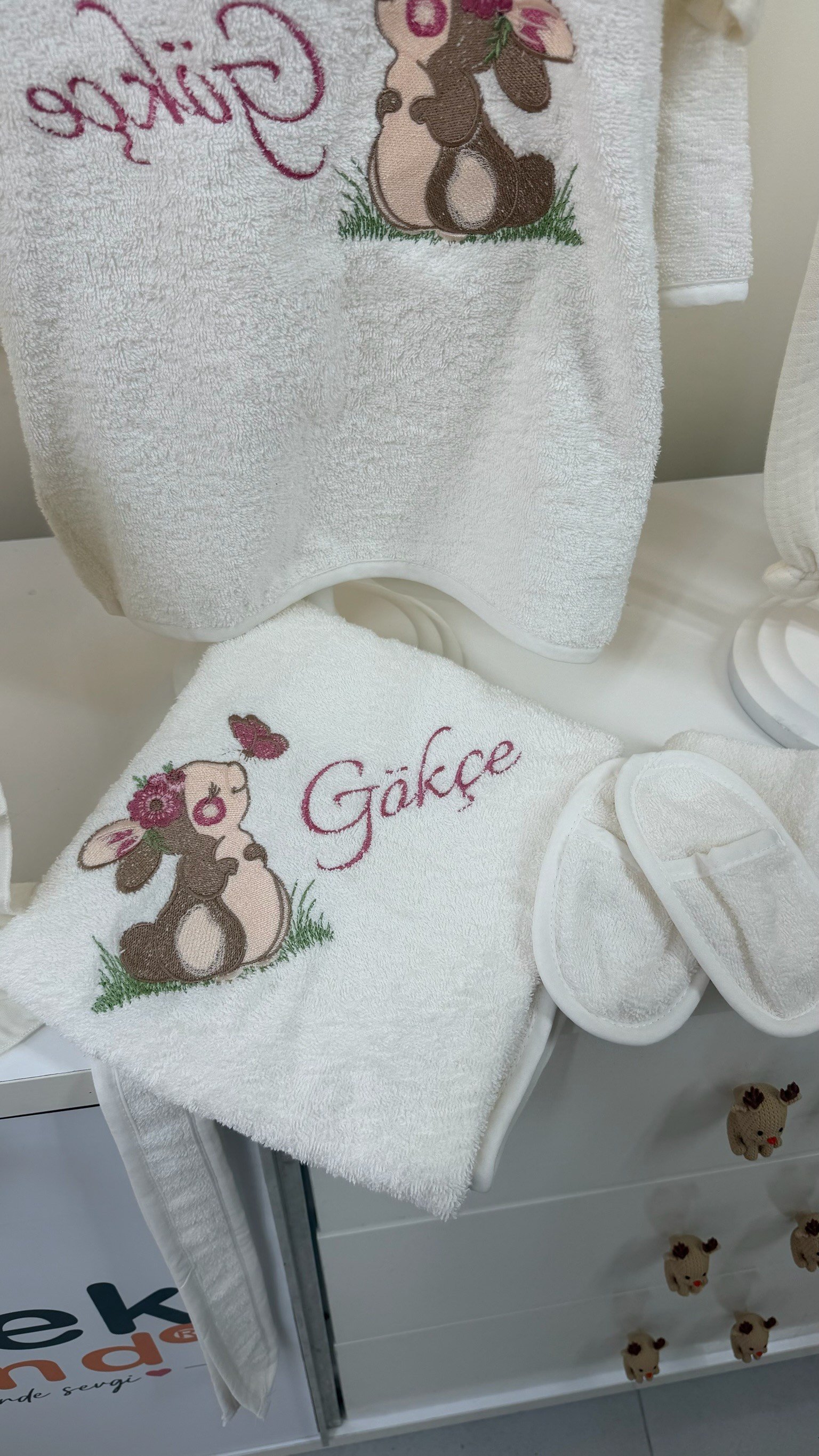 Bebek Trend  Sevimli Tavşan ve Kişiye Özel İsim Nakışlı Müslin Yenidoğan Bebek Seti | Yastık, Battaniye, Puset Örtüsü, Kruvaze Tulum, Şapka, Eldiven