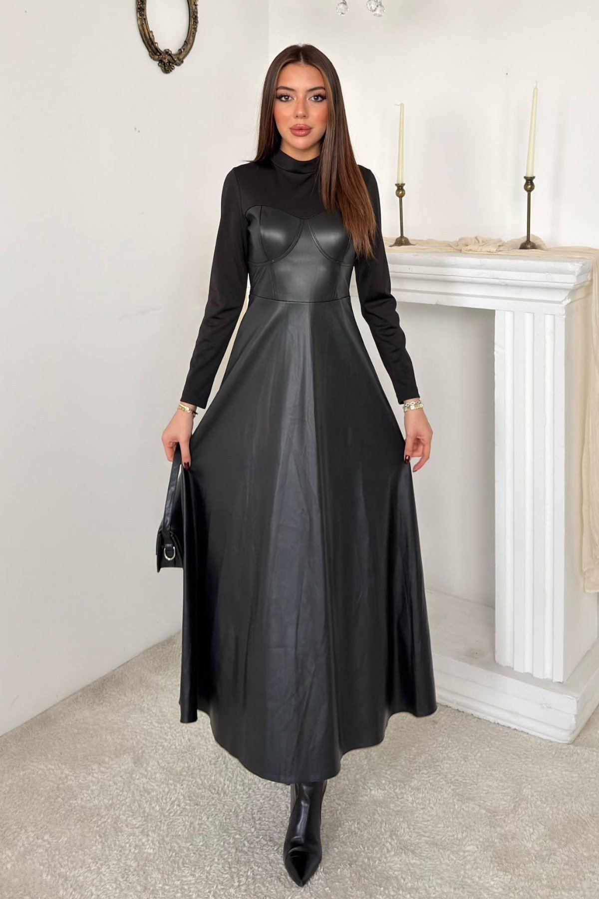 Siyah Kalp Yaka Deri Elbise