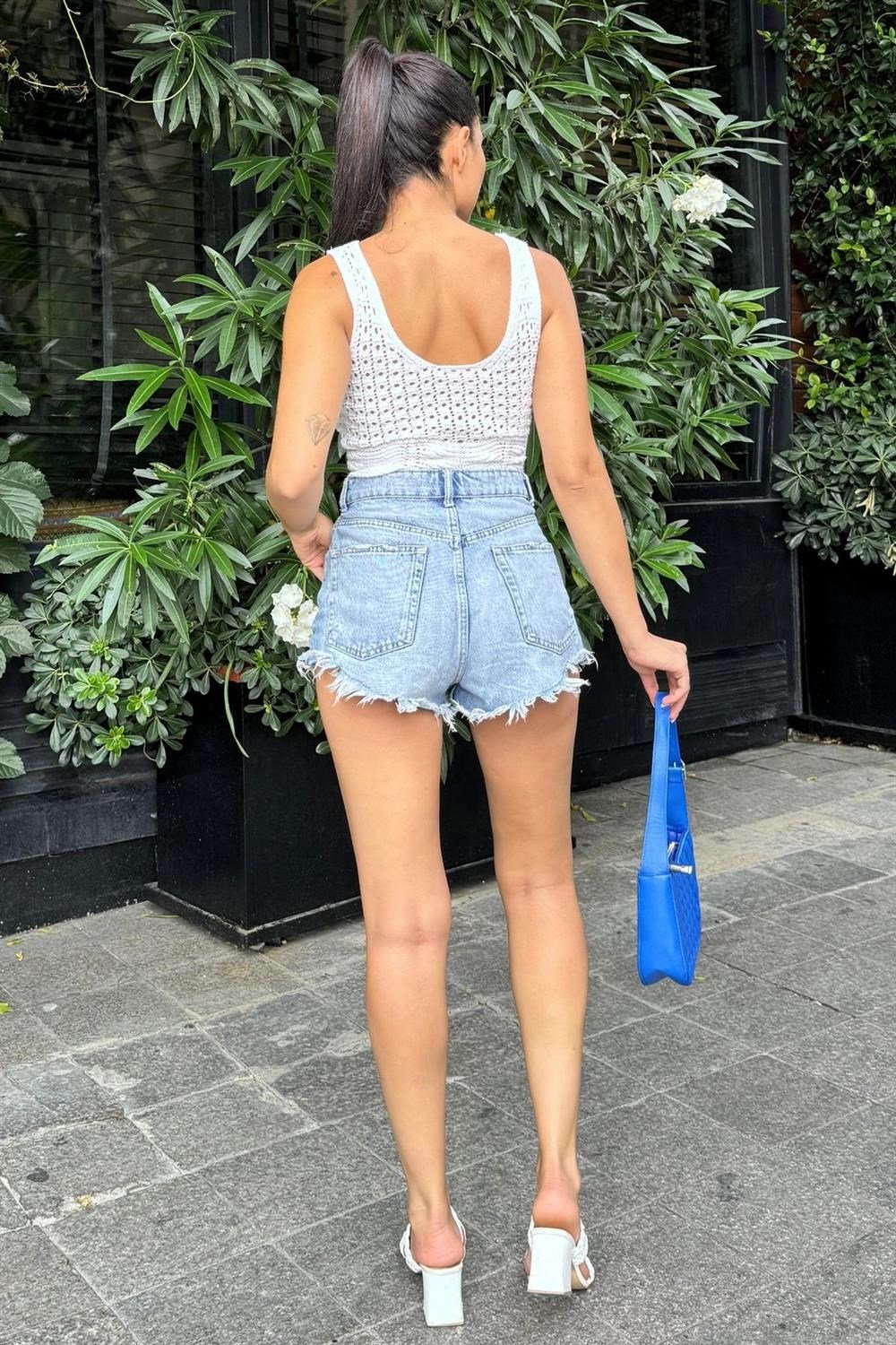 Ekru Rahat Kesim Ajurlu Triko Askılı Crop Bluz