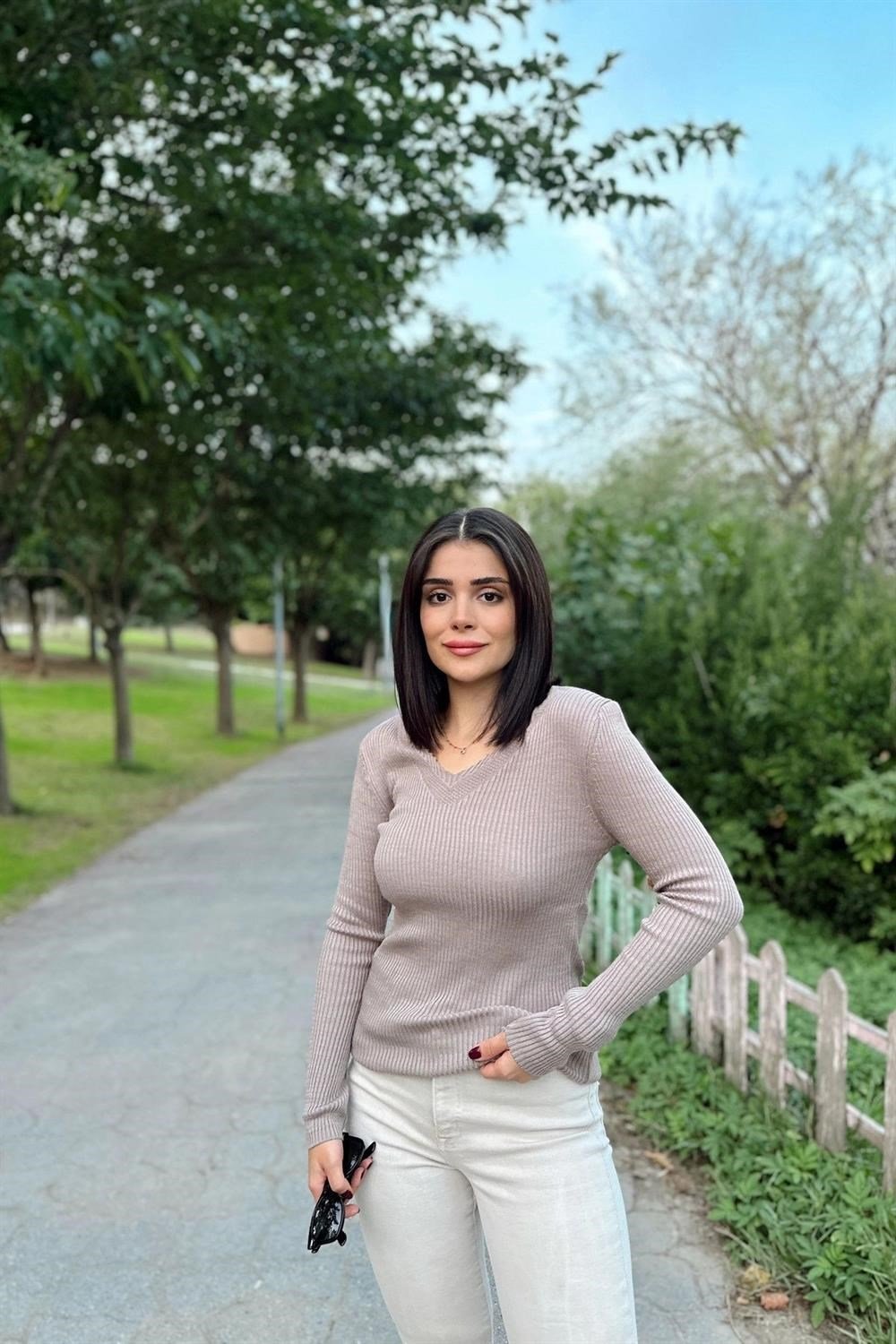 Kadın Bej V Yaka, Uzun Kol, Vucüda Oturan Kalıp, Esnek Kumaş, Düz Desen, Triko Bluz