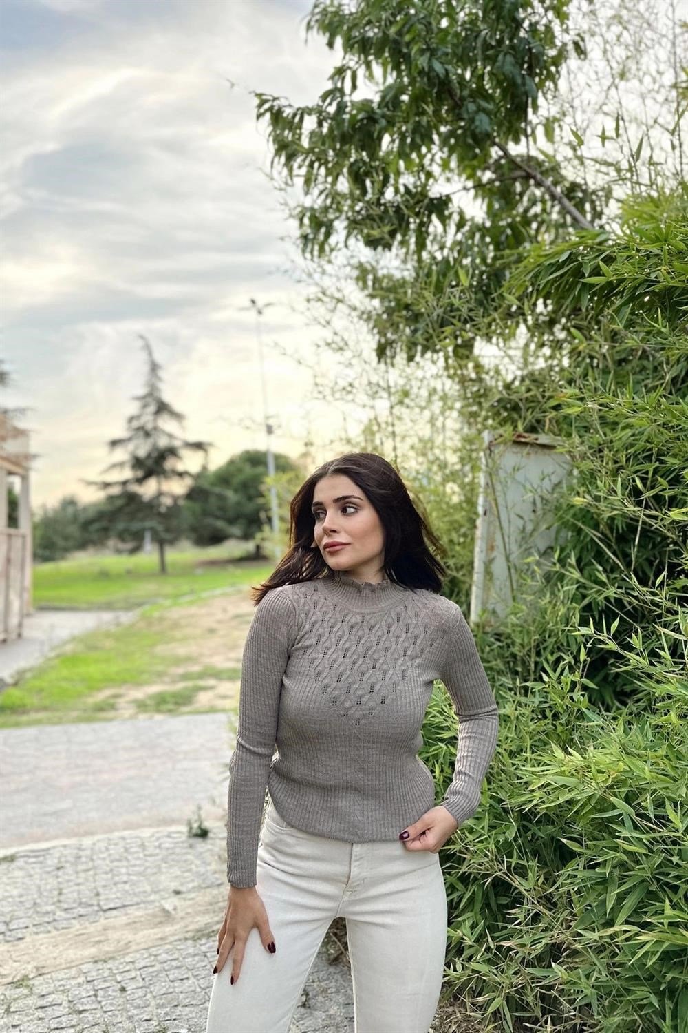 Kadın Bej Yüksek Yaka, Uzun Kol,Vucüda Oturan Kalıp, Esnek Kumaş, Dekolte Detay, Triko Bluz