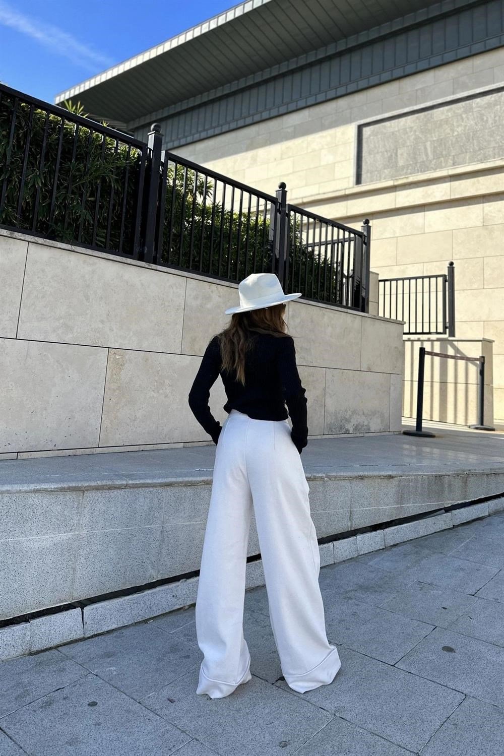 Kadın Beyaz Büzgü Model Lastikli Bel, Cepli, Bol Paça, Salaş Gabardin Pantolon