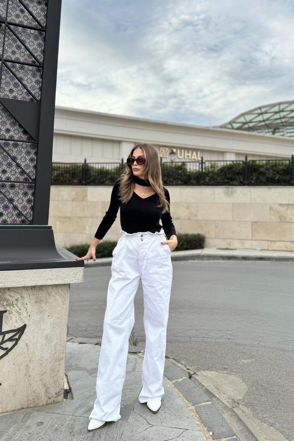 Kadın Beyaz Büzgü Model Lastikli Bel, Cepli, Bol Paça, Salaş Gabardin Pantolon