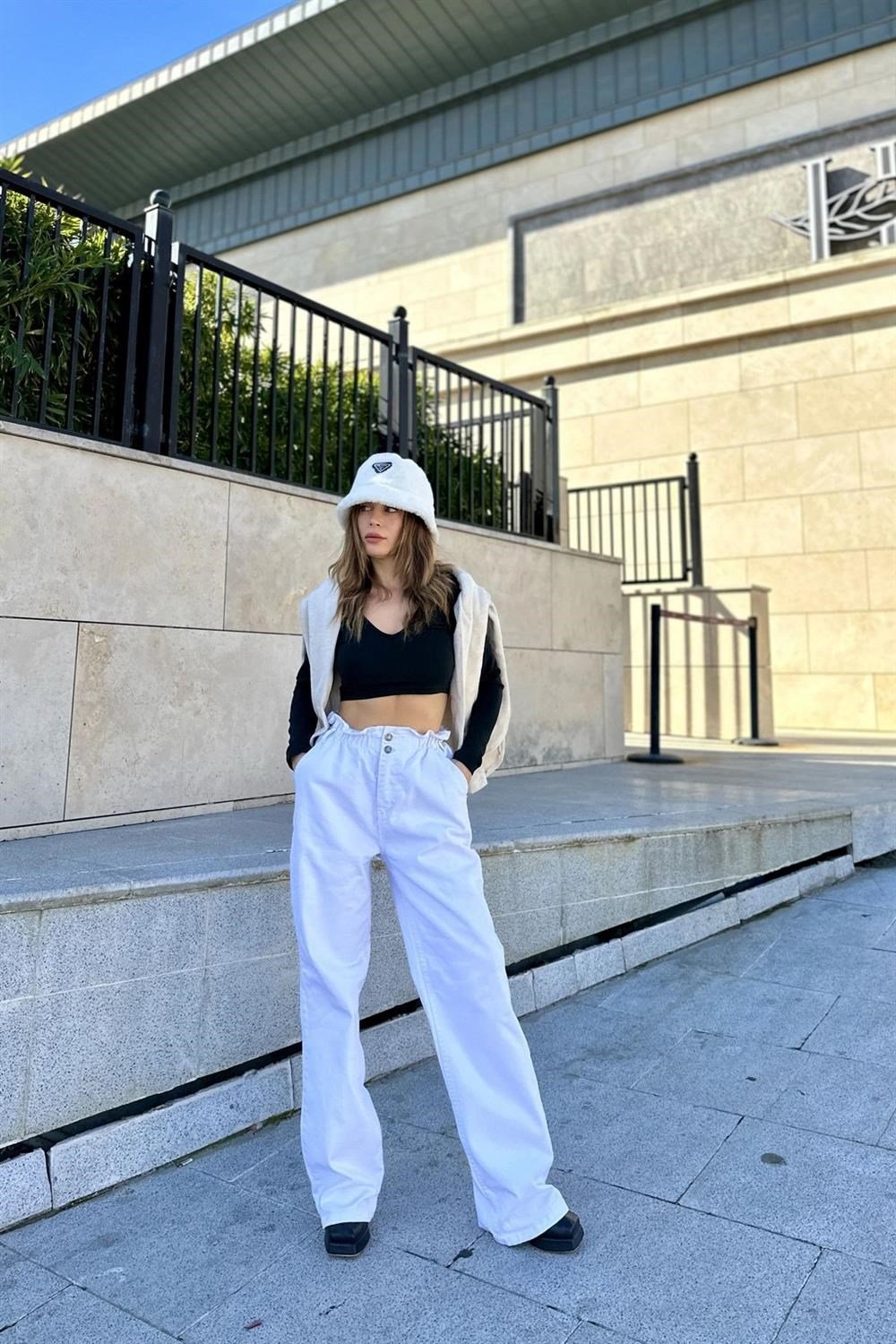 Kadın Beyaz Büzgü Model Lastikli Bel, Cepli, Bol Paça, Salaş Gabardin Pantolon