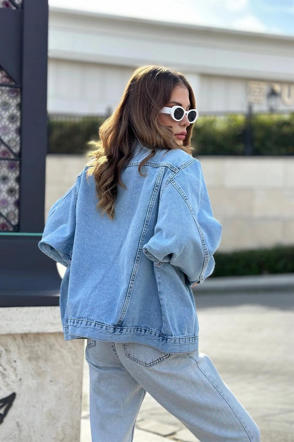 Kadın Buz Mavi Apaş Yaka, Çift Cepli, Kaliteli Jeans Kumaş, Salaş Kot Ceket