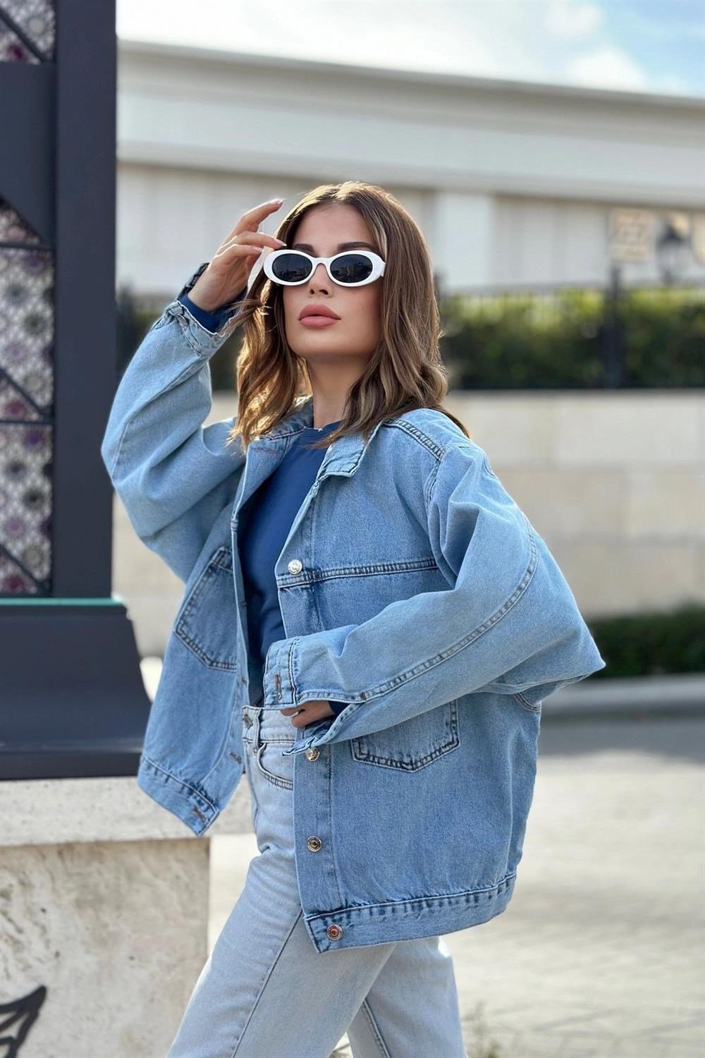 Kadın Buz Mavi Apaş Yaka, Çift Cepli, Kaliteli Jeans Kumaş, Salaş Kot Ceket