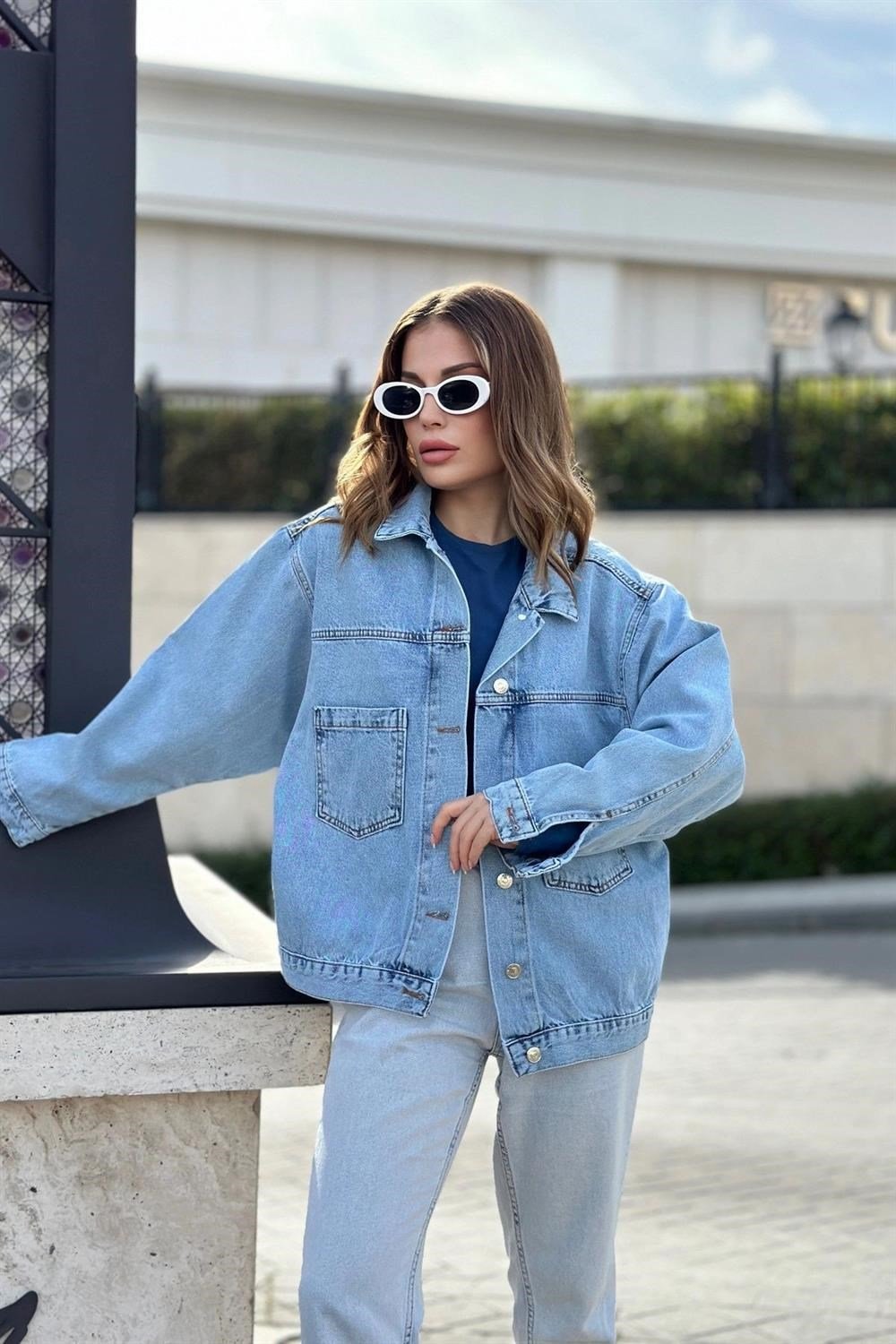 Kadın Buz Mavi Apaş Yaka, Çift Cepli, Kaliteli Jeans Kumaş, Salaş Kot Ceket