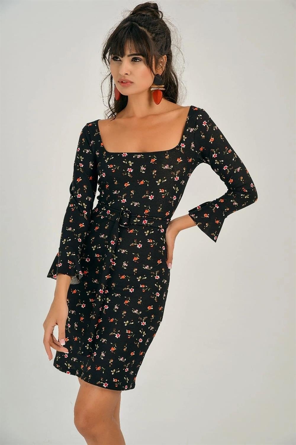 Kadın Çok Renkli Çiçek Desenli Kolları Fırfır Detaylı Kare Yaka Truvakar Kol Body Fit Kesim Elbise