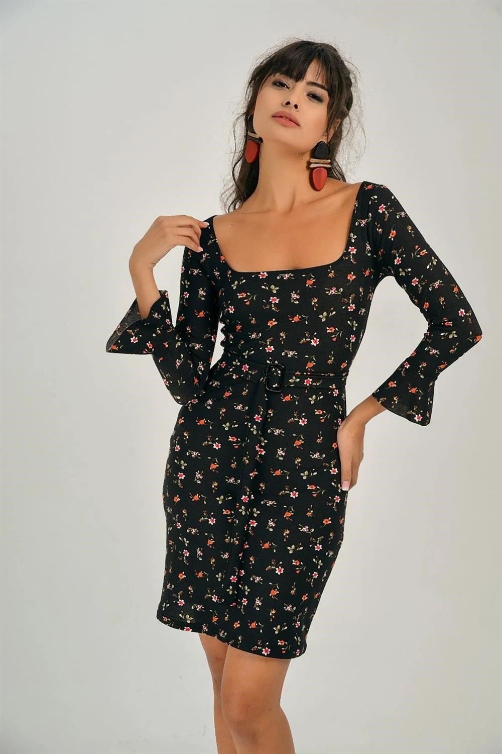 Kadın Çok Renkli Çiçek Desenli Kolları Fırfır Detaylı Kare Yaka Truvakar Kol Body Fit Kesim Elbise