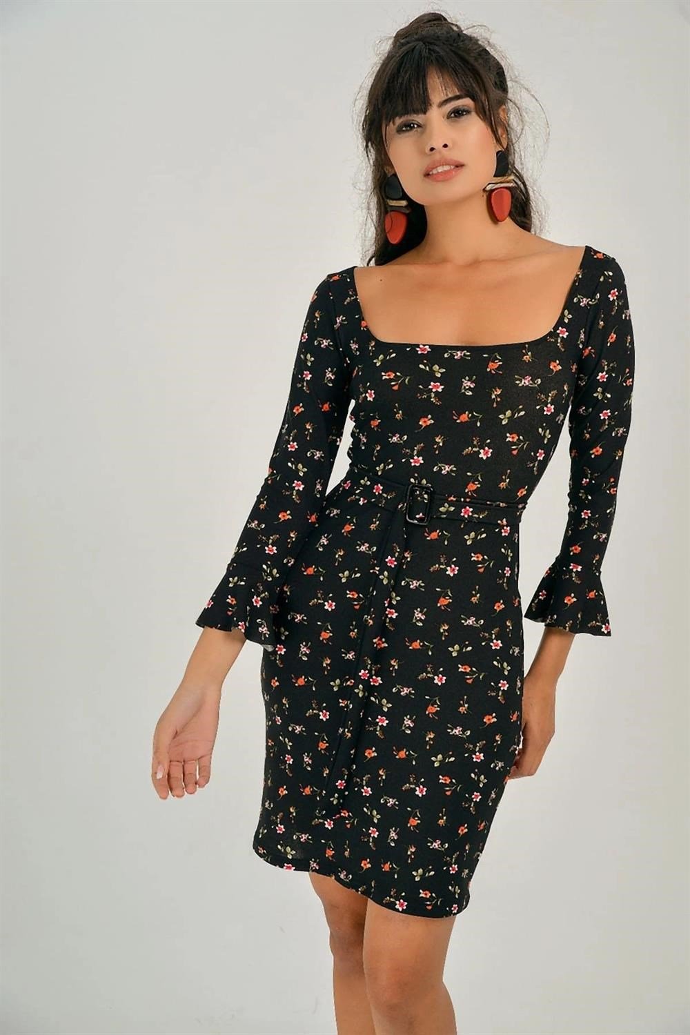 Kadın Çok Renkli Çiçek Desenli Kolları Fırfır Detaylı Kare Yaka Truvakar Kol Body Fit Kesim Elbise
