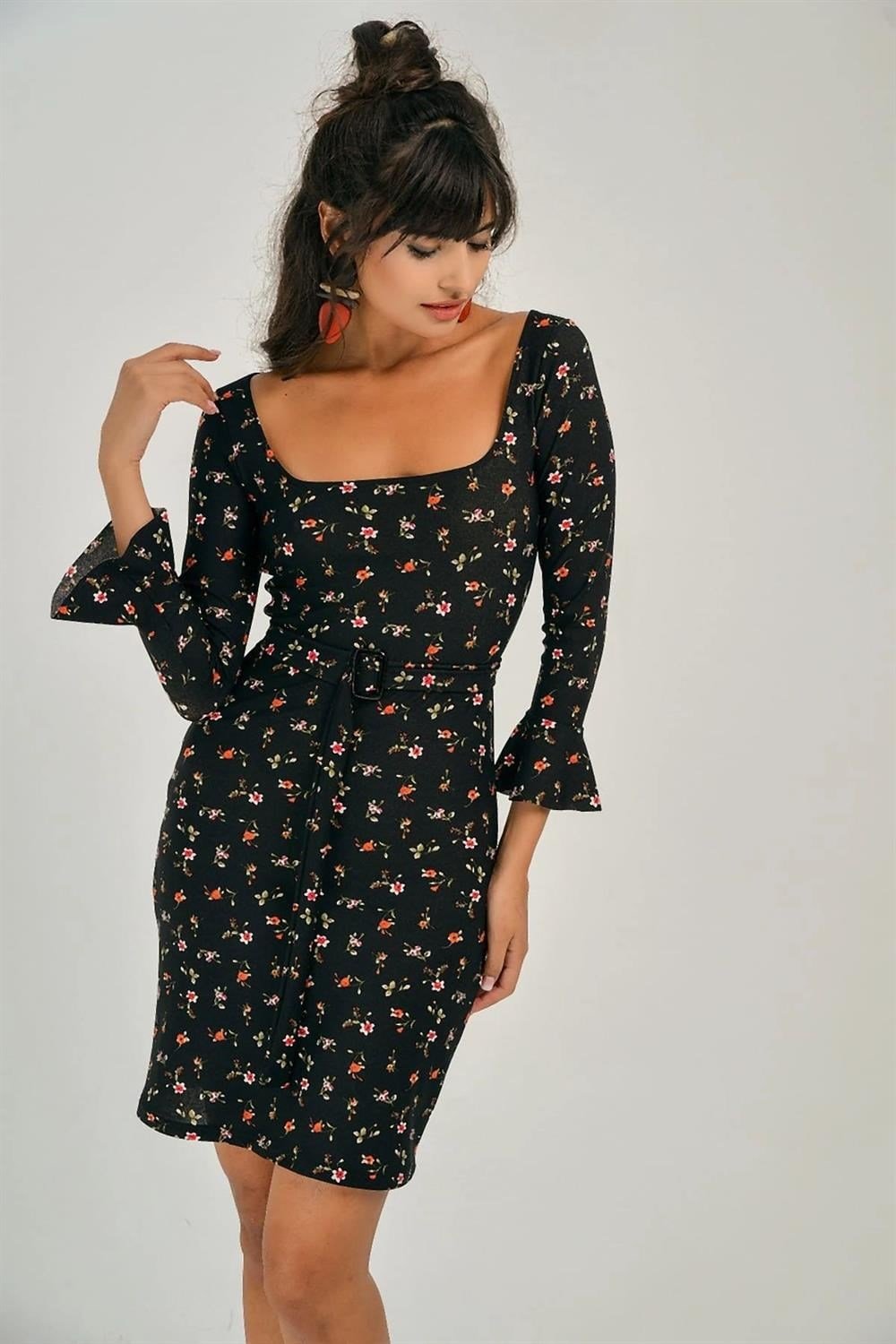 Kadın Çok Renkli Çiçek Desenli Kolları Fırfır Detaylı Kare Yaka Truvakar Kol Body Fit Kesim Elbise