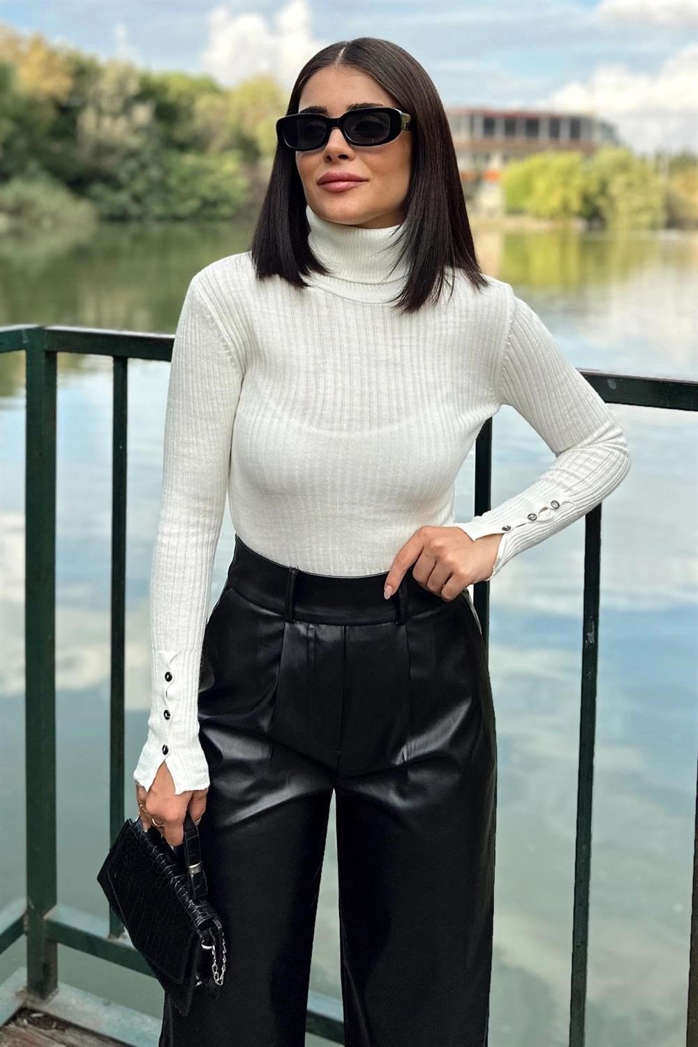 Kadın Ekru Boğazlı Yaka, Uzun Kol, Vucüda Oturan Esnek Kumaş, Düğme Manşet, Düz Desen, Triko Bluz