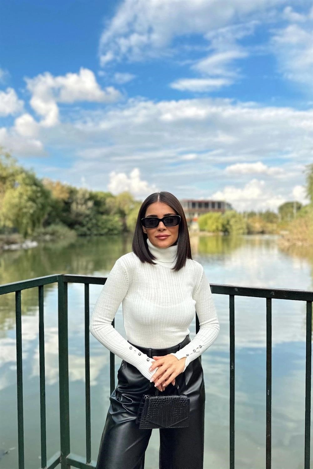 Kadın Ekru Boğazlı Yaka, Uzun Kol, Vucüda Oturan Esnek Kumaş, Düğme Manşet, Düz Desen, Triko Bluz