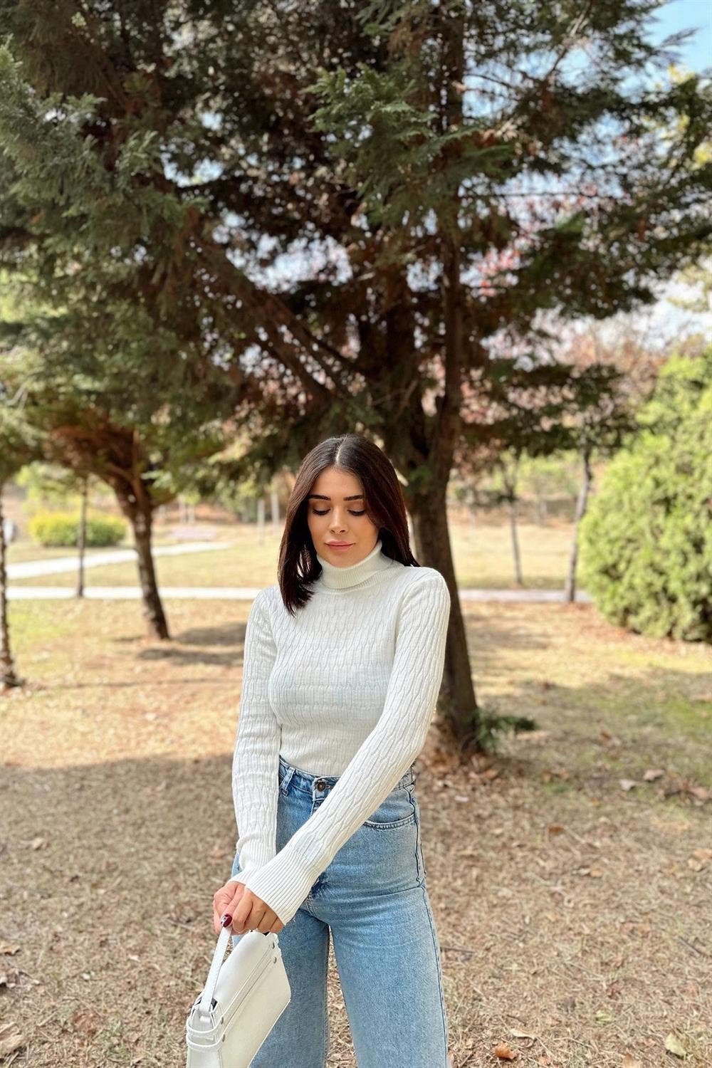Kadın Ekru Boğazlı Yaka, Uzun Kol, Vucüda Oturan Esnek Kumaş, Düğme Manşet, Örgü Desen, Triko Bluz