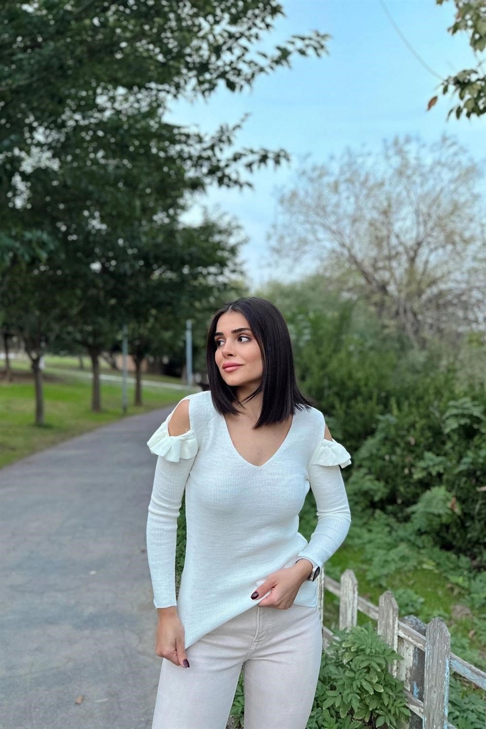 Kadın Ekru V Yaka, Uzun Kol, Vucüda Oturan Esnek Kumaş, Omuzları Fırfır Detaylı, Triko Bluz