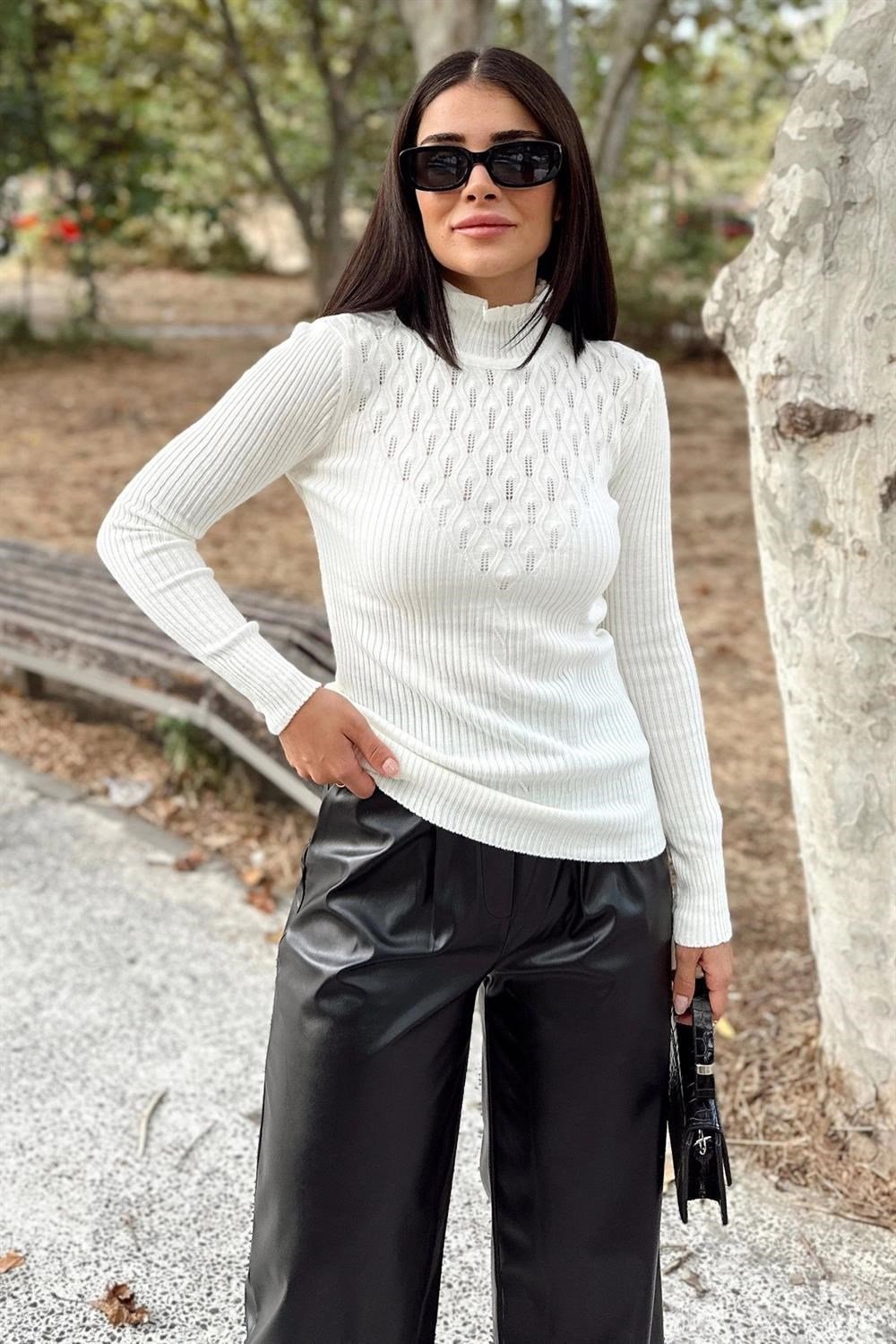 Kadın Ekru Yüksek Yaka, Uzun Kol,Vucüda Oturan Kalıp, Esnek Kumaş, Dekolte Detay, Triko Bluz