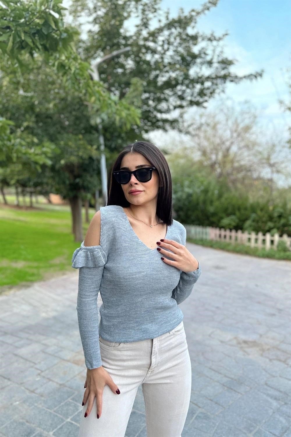 Kadın Gri V Yaka, Uzun Kol, Vucüda Oturan Esnek Kumaş, Omuzları Fırfır Detaylı, Triko Bluz