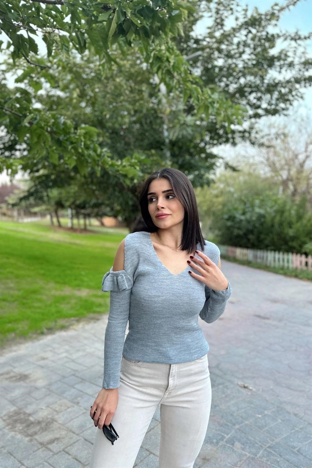 Kadın Gri V Yaka, Uzun Kol, Vucüda Oturan Esnek Kumaş, Omuzları Fırfır Detaylı, Triko Bluz