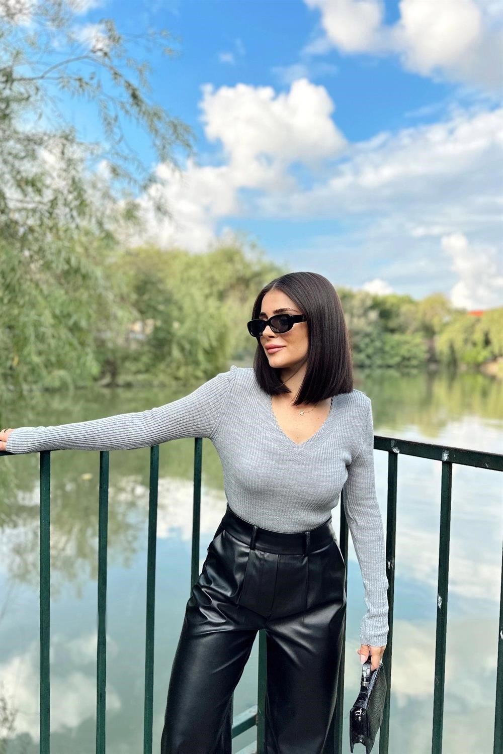 Kadın Gri V Yaka, Uzun Kol, Vucüda Oturan Kalıp, Esnek Kumaş, Düz Desen, Triko Bluz