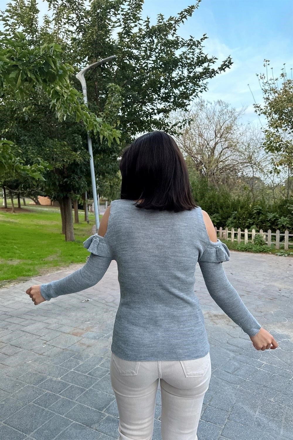 Kadın Gri V Yaka, Uzun Kol, Vucüda Oturan Esnek Kumaş, Omuzları Fırfır Detaylı, Triko Bluz