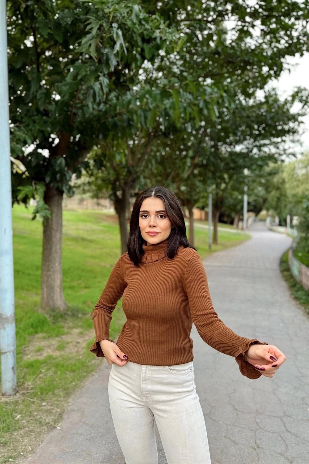Kadın Kahve Fırfırlı Boğazlı Yaka, Uzun Kol, Vucüda Oturan Esnek Kumaş, Düz Desen, Triko Bluz