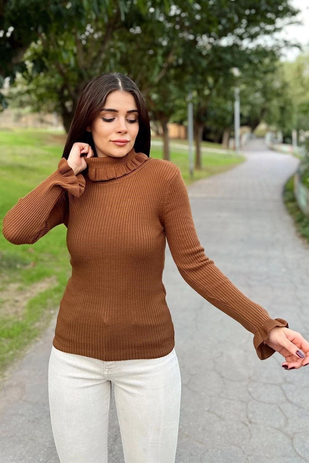 Kadın Kahve Fırfırlı Boğazlı Yaka, Uzun Kol, Vucüda Oturan Esnek Kumaş, Düz Desen, Triko Bluz