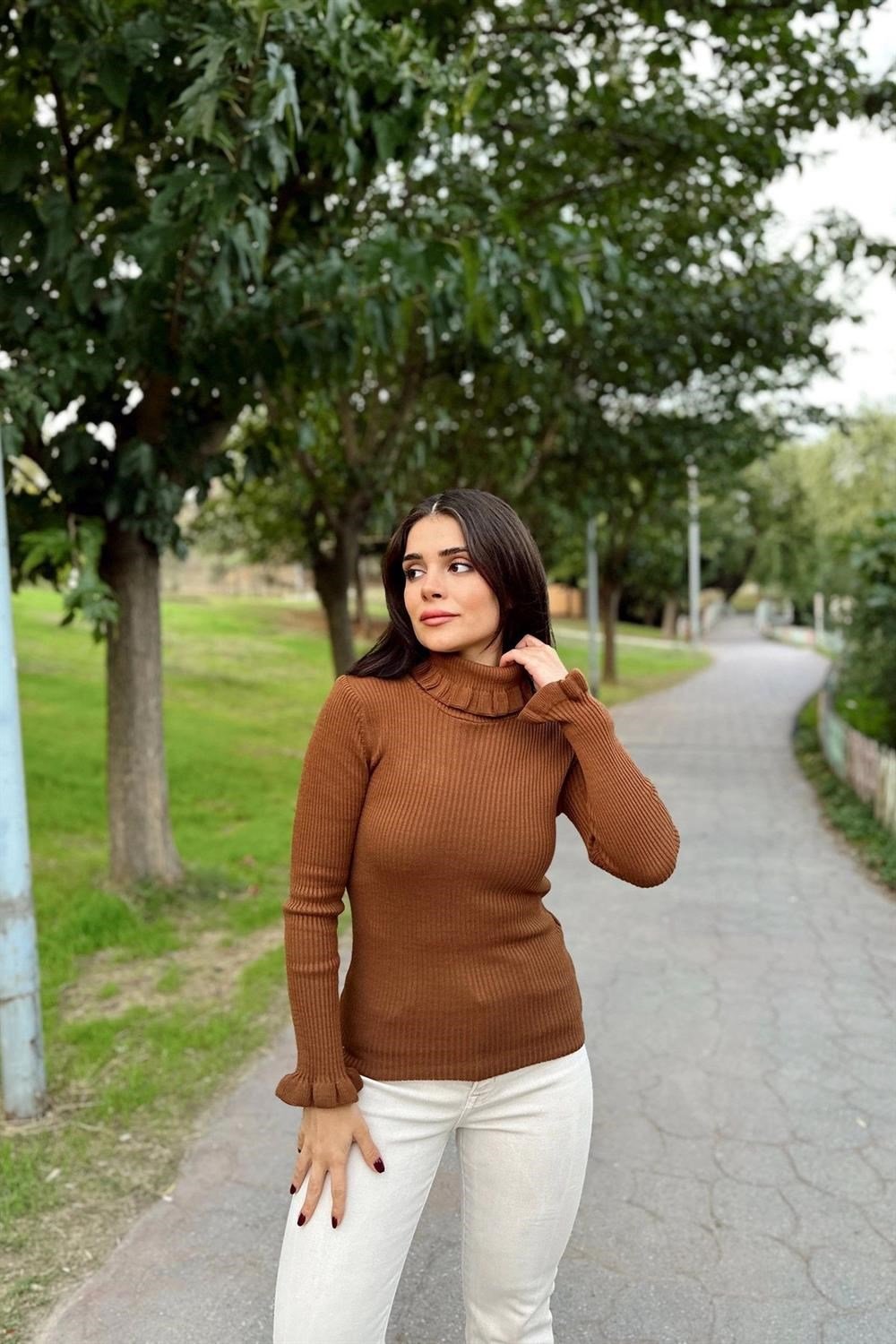 Kadın Kahve Fırfırlı Boğazlı Yaka, Uzun Kol, Vucüda Oturan Esnek Kumaş, Düz Desen, Triko Bluz
