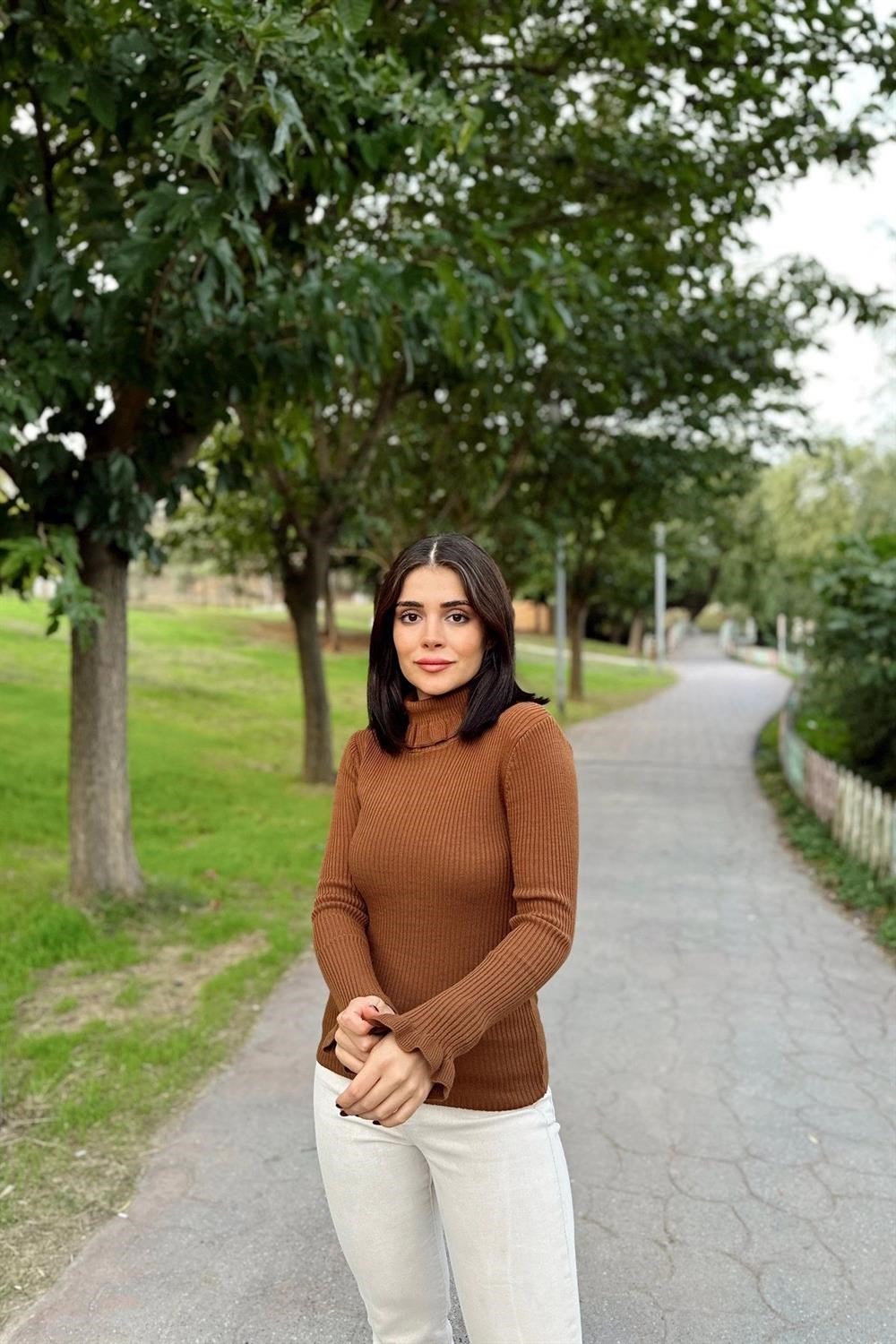 Kadın Kahve Fırfırlı Boğazlı Yaka, Uzun Kol, Vucüda Oturan Esnek Kumaş, Düz Desen, Triko Bluz