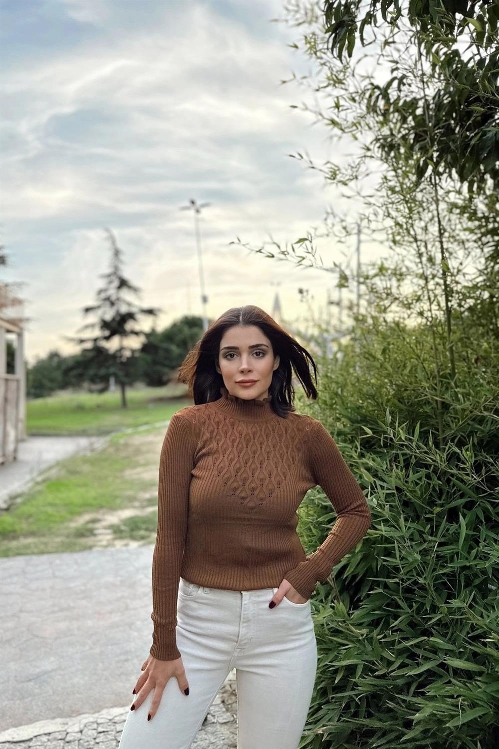 Kadın Kahve Yüksek Yaka, Uzun Kol,Vucüda Oturan Kalıp, Esnek Kumaş, Dekolte Detay, Triko Bluz