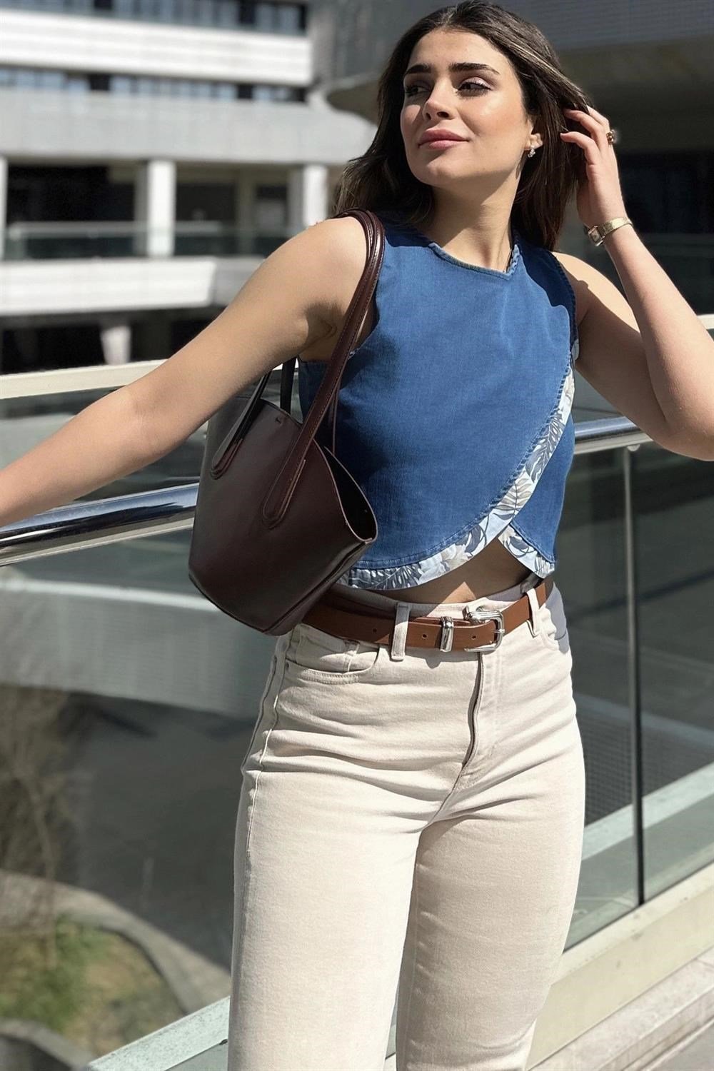 Kadın Laci Önü Çapraz Katlı, Kolsuz, Yuvarlak Yaka, Crop Kot Bluz