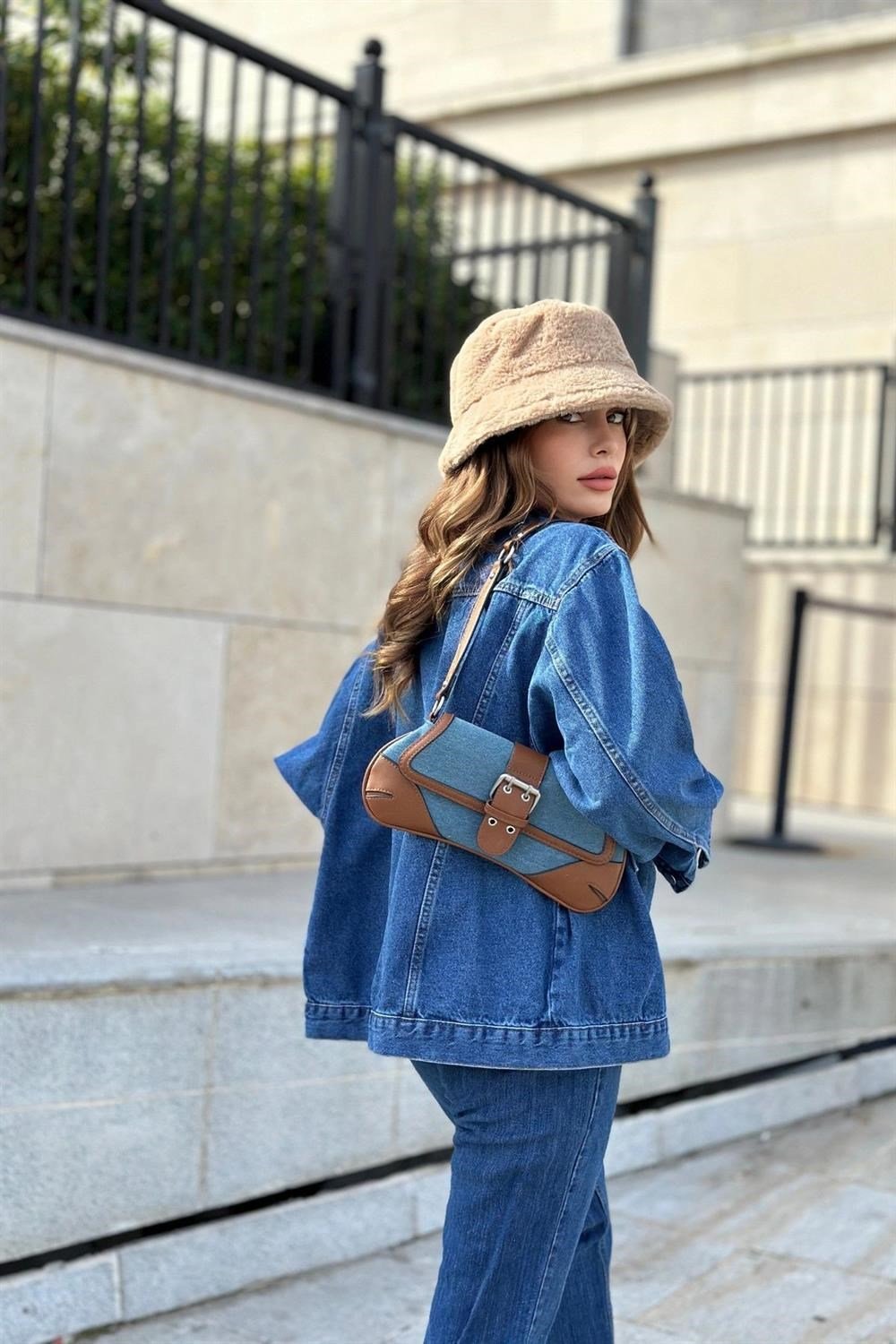 Kadın Mavi Apaş Yaka, Çift Cepli, Kaliteli Jeans Kumaş, Salaş Kot Ceket