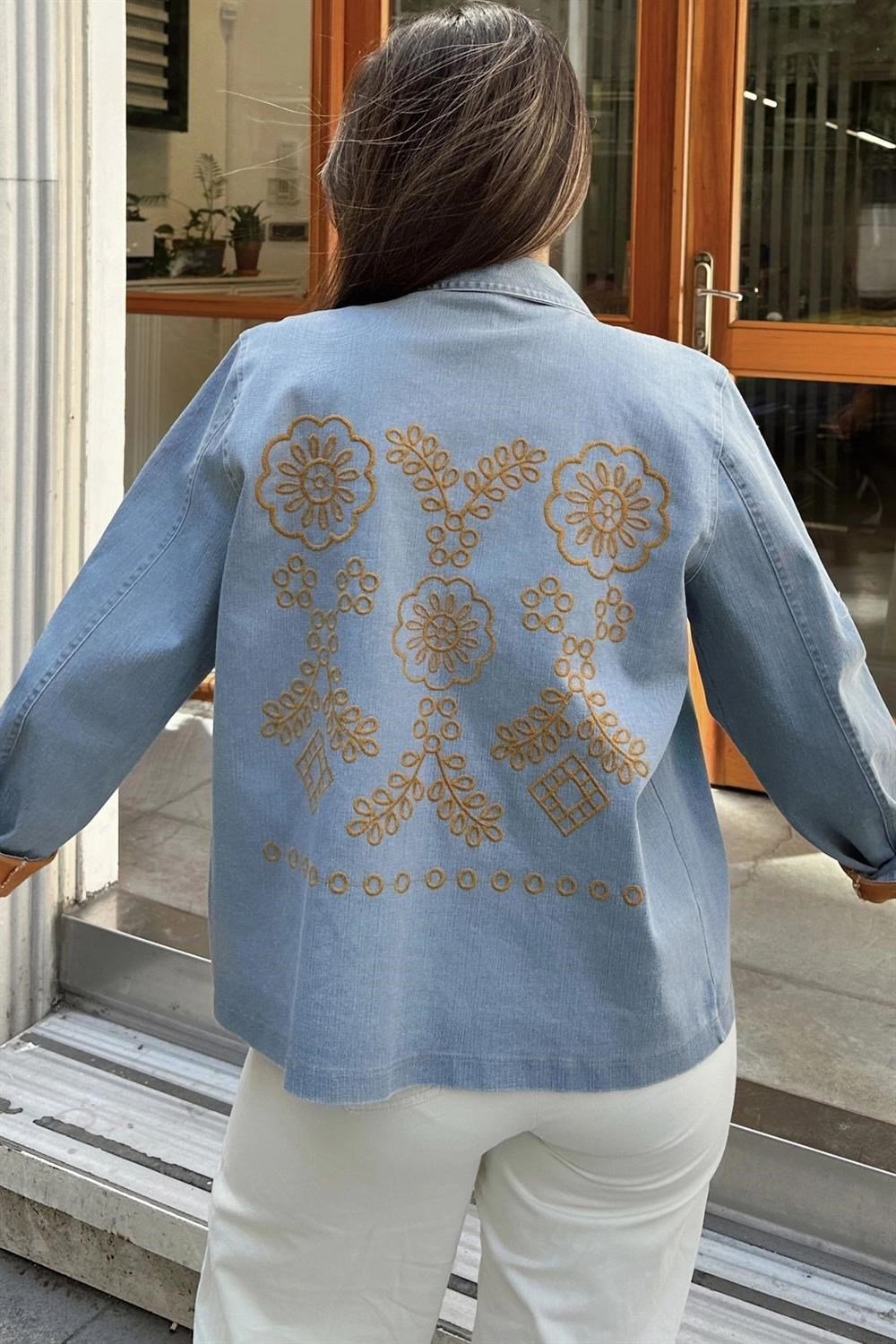 Kadın Mavi Arkası Çiçek Nakış İşlemeli, Kontrast Renk Katlamalı, Uzun Kol, Denim Kot Ceket