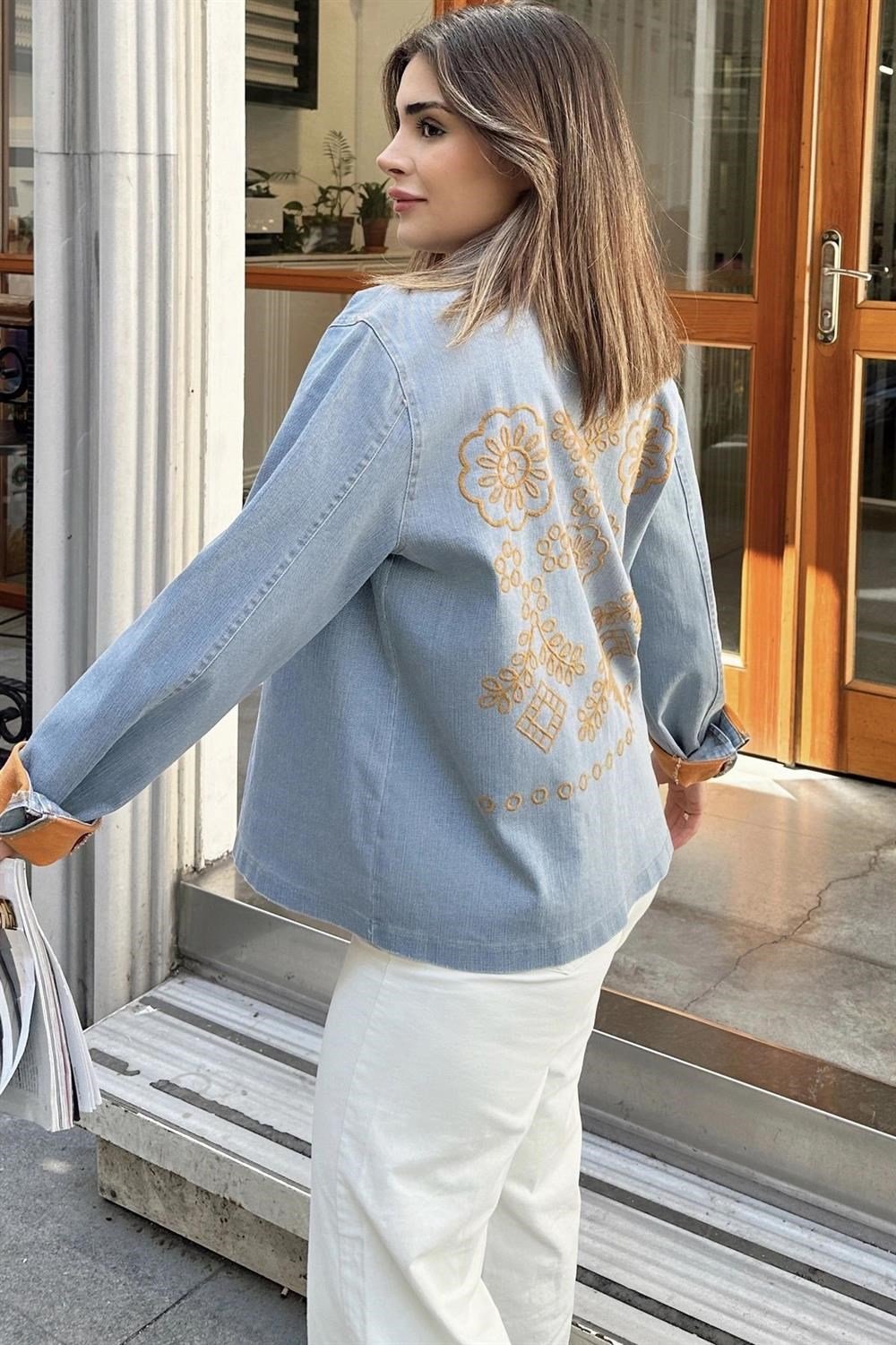 Kadın Mavi Arkası Çiçek Nakış İşlemeli, Kontrast Renk Katlamalı, Uzun Kol, Denim Kot Ceket