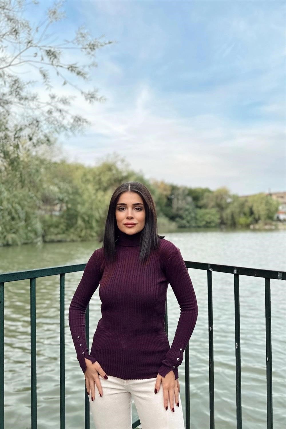 Kadın Mürdüm Boğazlı Yaka, Uzun Kol, Vucüda Oturan Esnek Kumaş, Düğme Manşet, Düz Desen, Triko Bluz