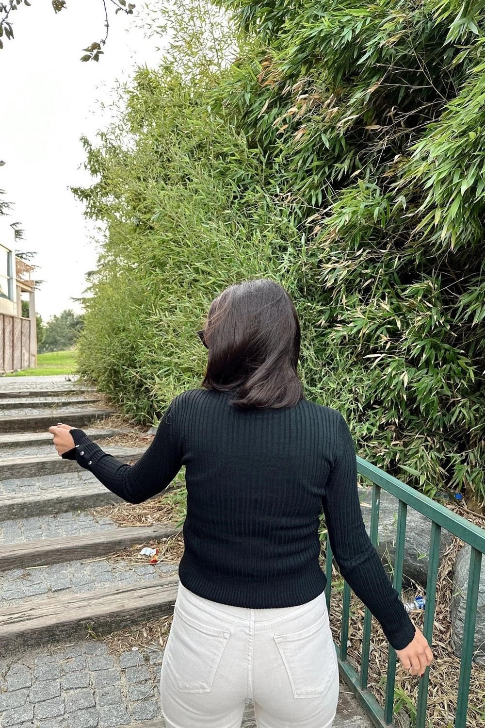 Kadın Siyah Boğazlı Yaka, Uzun Kol, Vucüda Oturan Esnek Kumaş, Düğme Manşet, Düz Desen, Triko Bluz