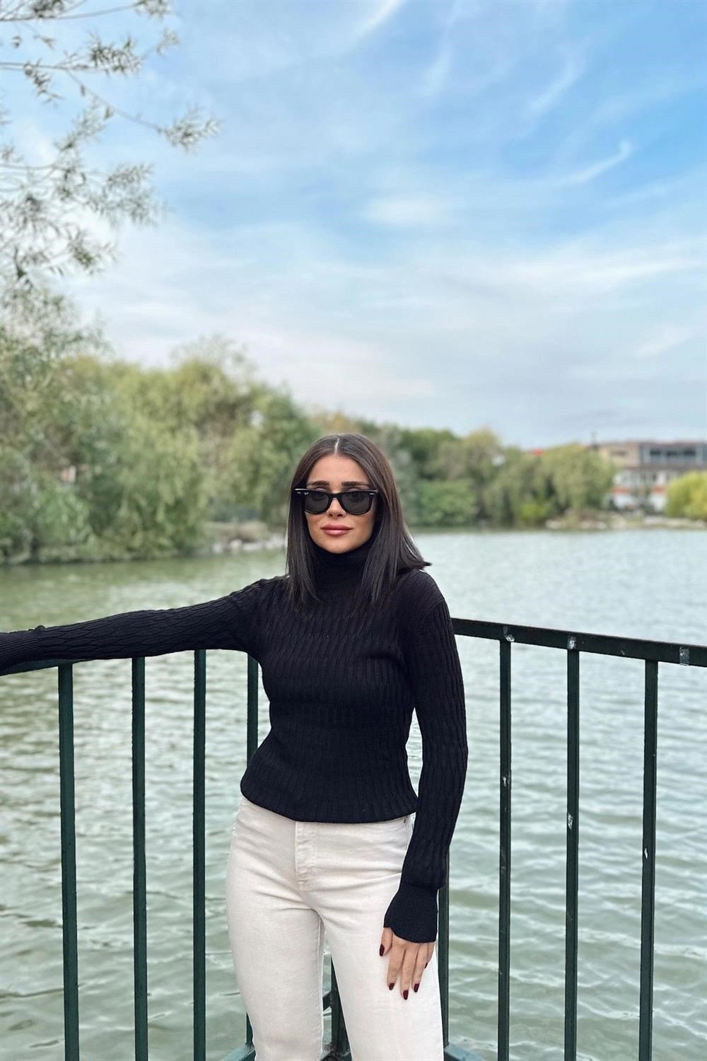 Kadın Siyah Boğazlı Yaka, Uzun Kol, Vucüda Oturan Esnek Kumaş, Düğme Manşet, Düz Desen, Triko Bluz