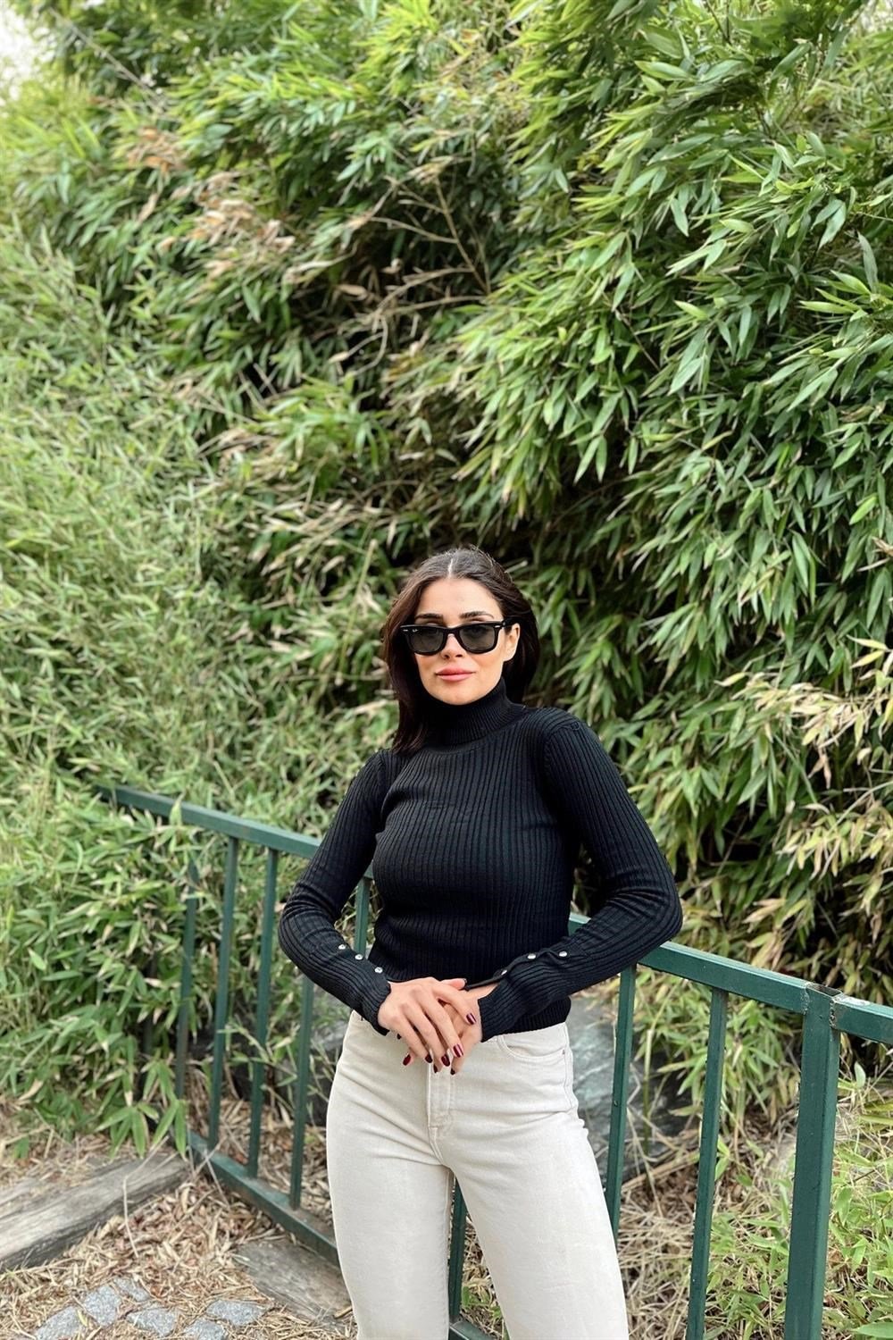 Kadın Siyah Boğazlı Yaka, Uzun Kol, Vucüda Oturan Esnek Kumaş, Düğme Manşet, Düz Desen, Triko Bluz